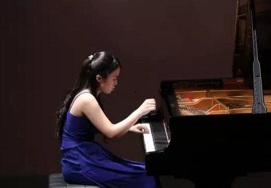 欧美女生钢琴比赛视频,指尖舞动，奏响青春旋律