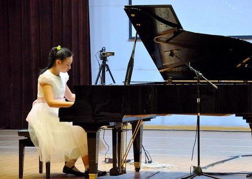 欧美女生钢琴比赛视频,指尖舞动，奏响青春旋律
