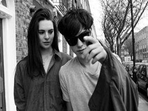 欧美下雪的情侣视频,欧美情侣共度温馨时光