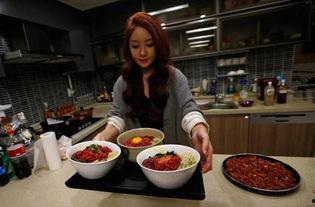 女生欧美吃饭视频,欧美女生餐桌上的时尚美食之旅